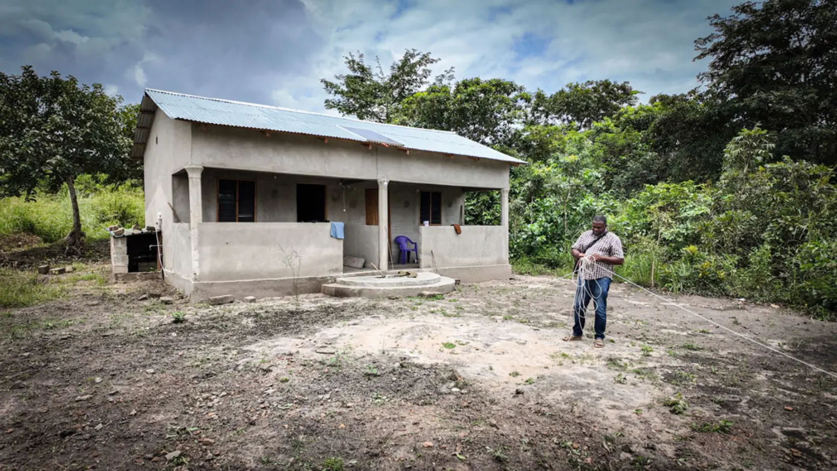 Haus in Togo ein Mann steht davor