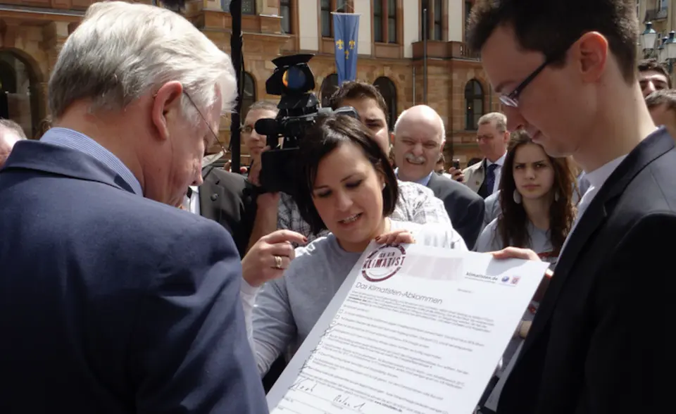 Politisches Engagement für den Klimaschutz: natureOffice übergibt ein Dokument zur CO2-Bilanzierung von Unternehmen (CCF) an den Hessischen Ministerpräsidenten in Wiesbaden.