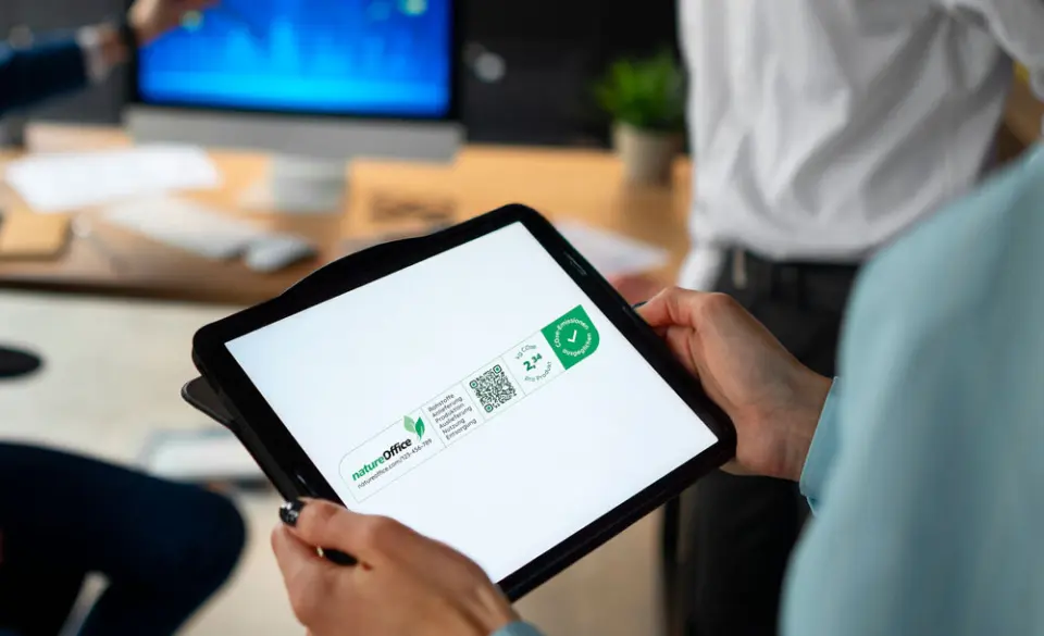 Mitarbeiter im buro analysieren und prufen finanzdiagramme