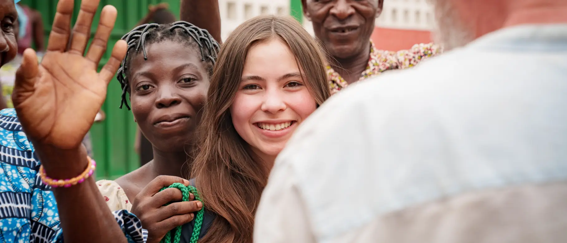 Schülerin aus Wiesbaden während eines Praktikums neben einer Schülerin in Togo vor Ort im PROJECT TOGO von natureOffice.
