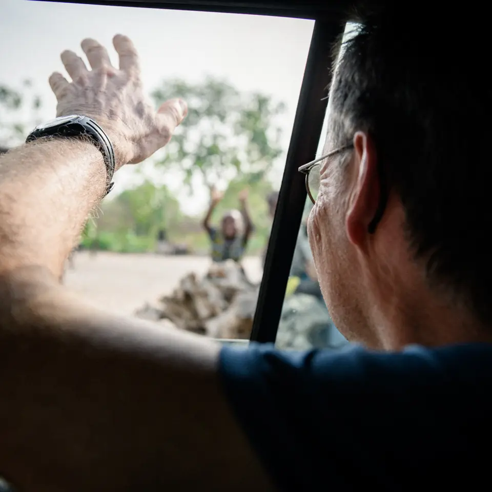 Persönlicher Kontakt und Authentizität im PROJECT TOGO: Ein natureOffice-Mitarbeiter im Dialog mit der lokalen Bevölkerung in Togo – Klimaschutz auf Augenhöhe.