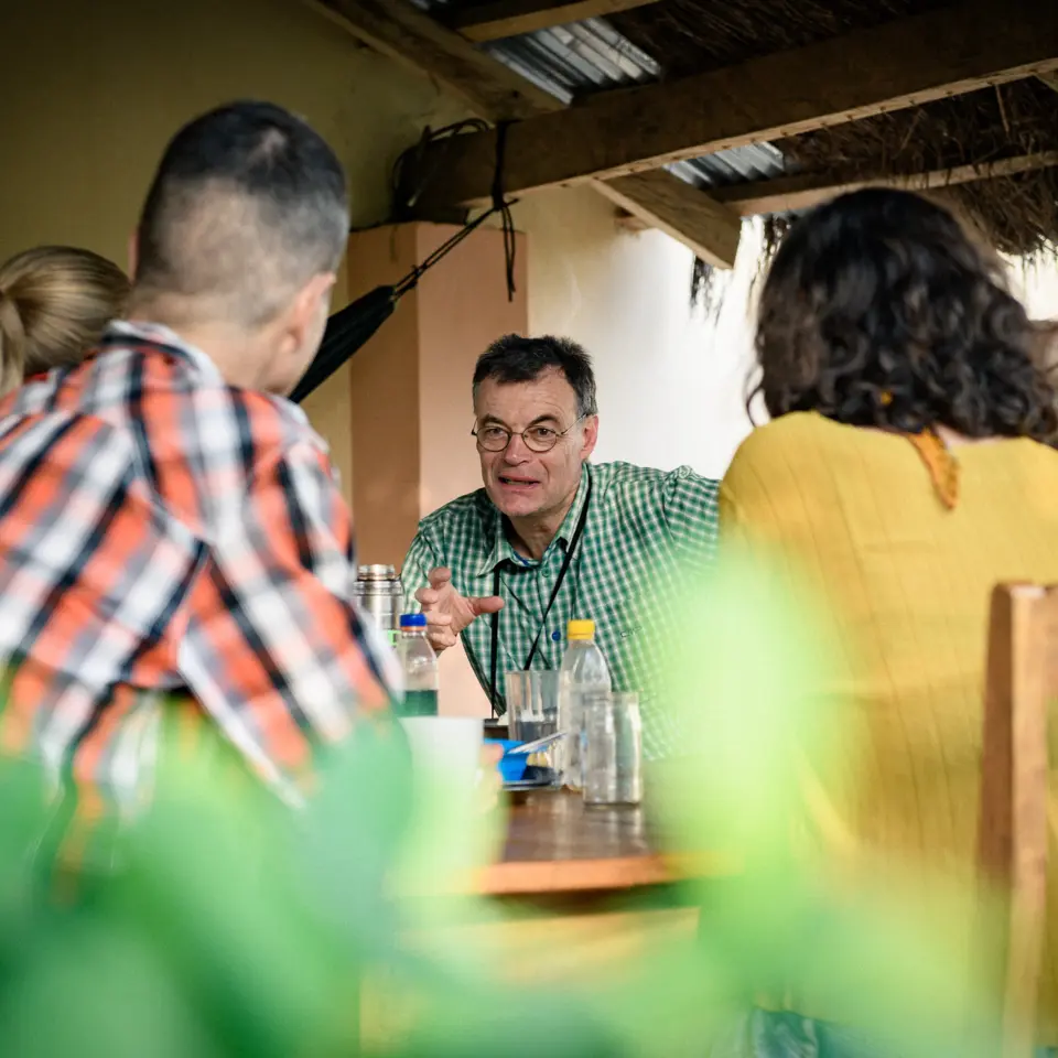 Ein Professor und vier Studenten werten in Togo wissenschaftliche Dokumente zur Bauminventur aus – die akademische Begleitung des PROJECT TOGO vor Ort.