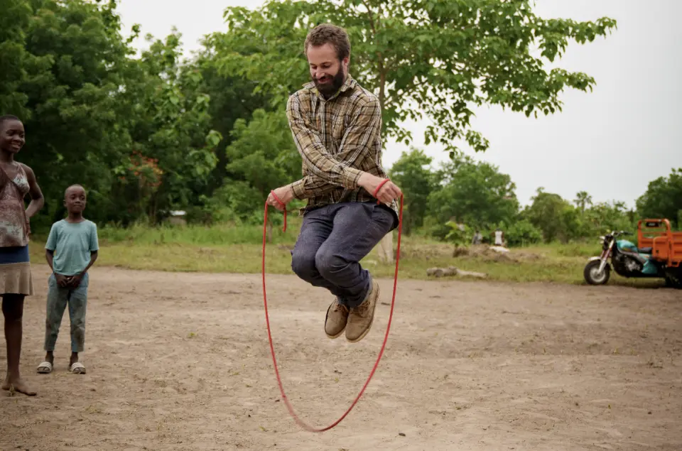 Authentischer Einblick in das PROJECT TOGO: natureOffice-Teammitglied Tobi beim Seilspringen mit Kindern vor Ort – soziale Verantwortung und Klimaschutz auf Augenhöhe.