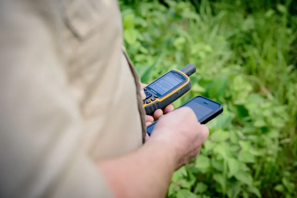 Qualitätssicherung im Detail: Hände eines Auditors bei Stichprobenmessungen im Naturwald von Togo. Nutzung von GPS und Vermessungsgeräten zur exakten Verifizierung der CO2-Biomasse im PROJECT TOGO.