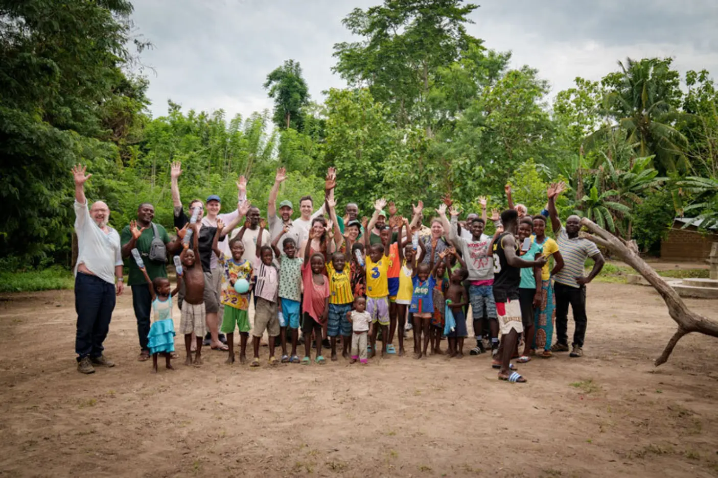 Gruppenfoto kinder erwachsene dorf afrika