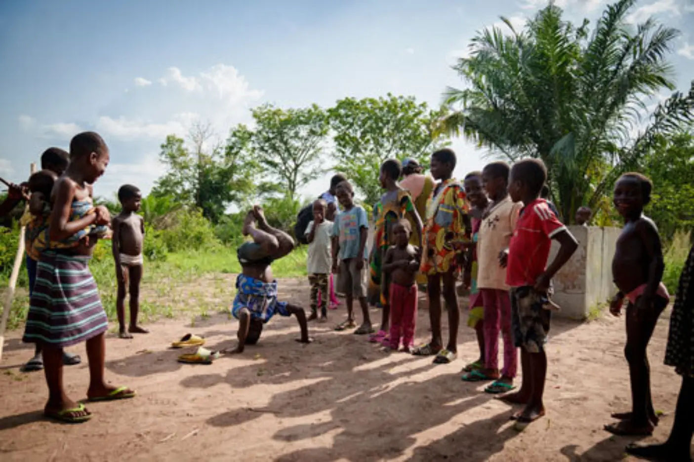 Kinder handstand dorfplatz spiel afrika