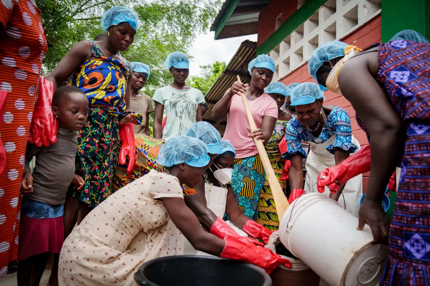 Frauen in Afrika stellen Seife her