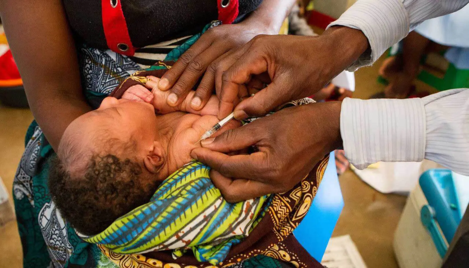Säugling, der eine Spritze in den Arm bekommt