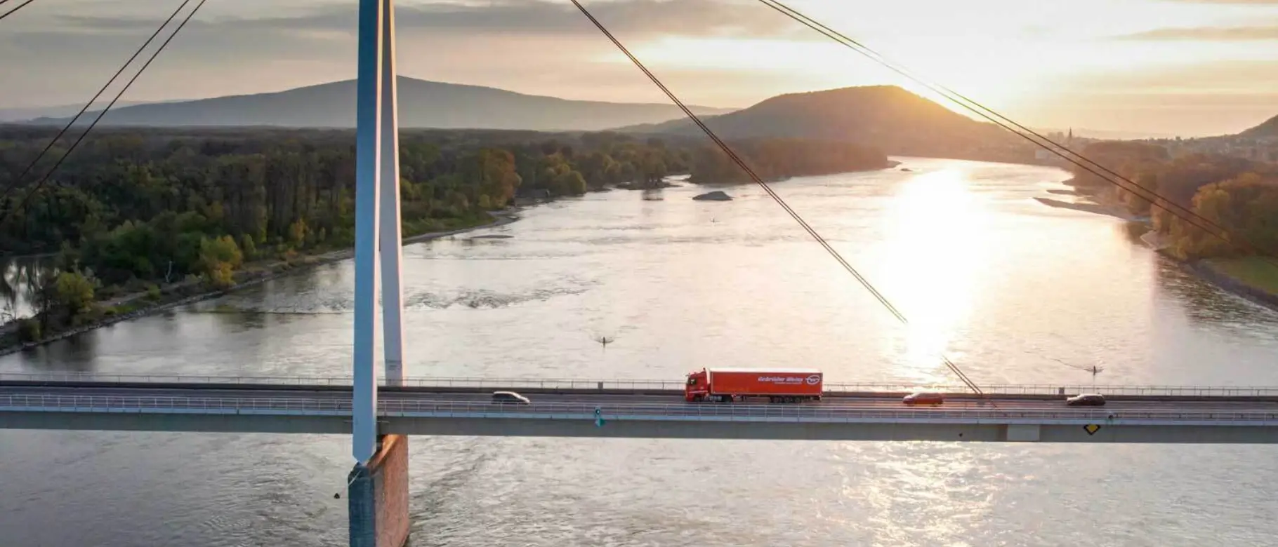 LKW der über große Brücke fährt