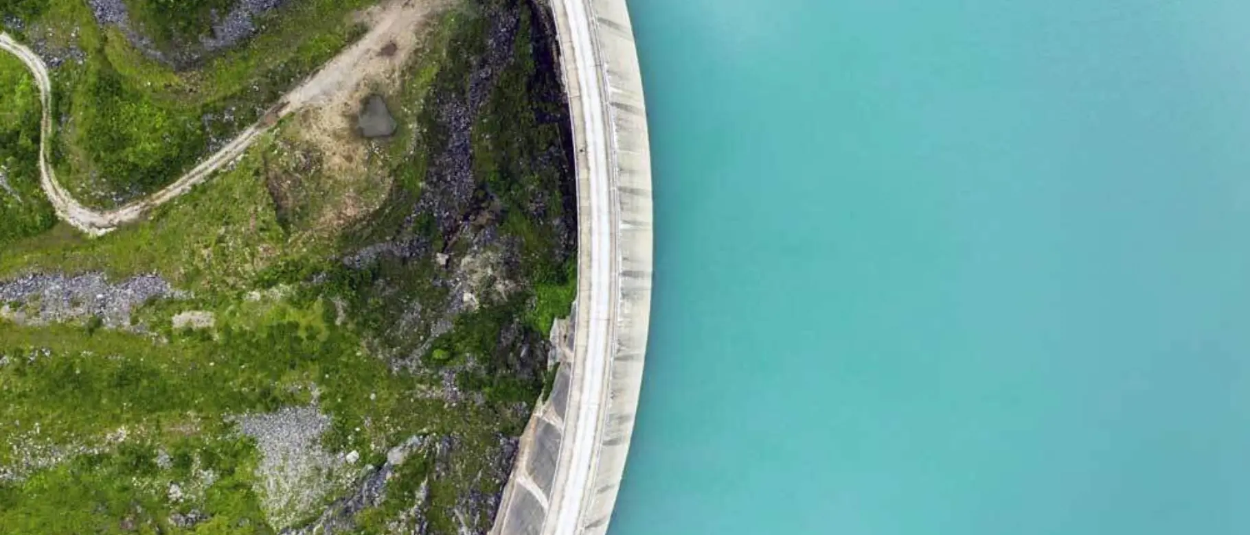 Draufsicht auf einen see der strasse die tagsuber eingefangen wurde