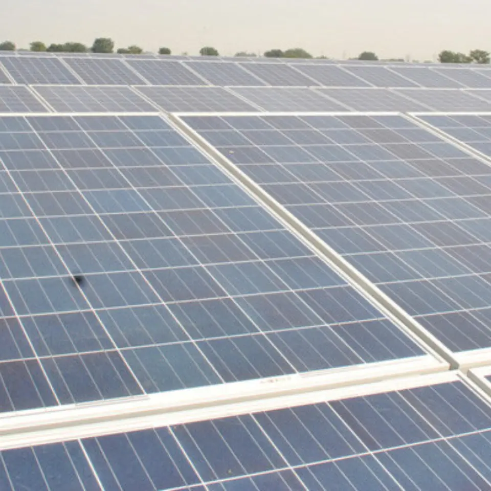 Solarmodul auf sonniger Fläche