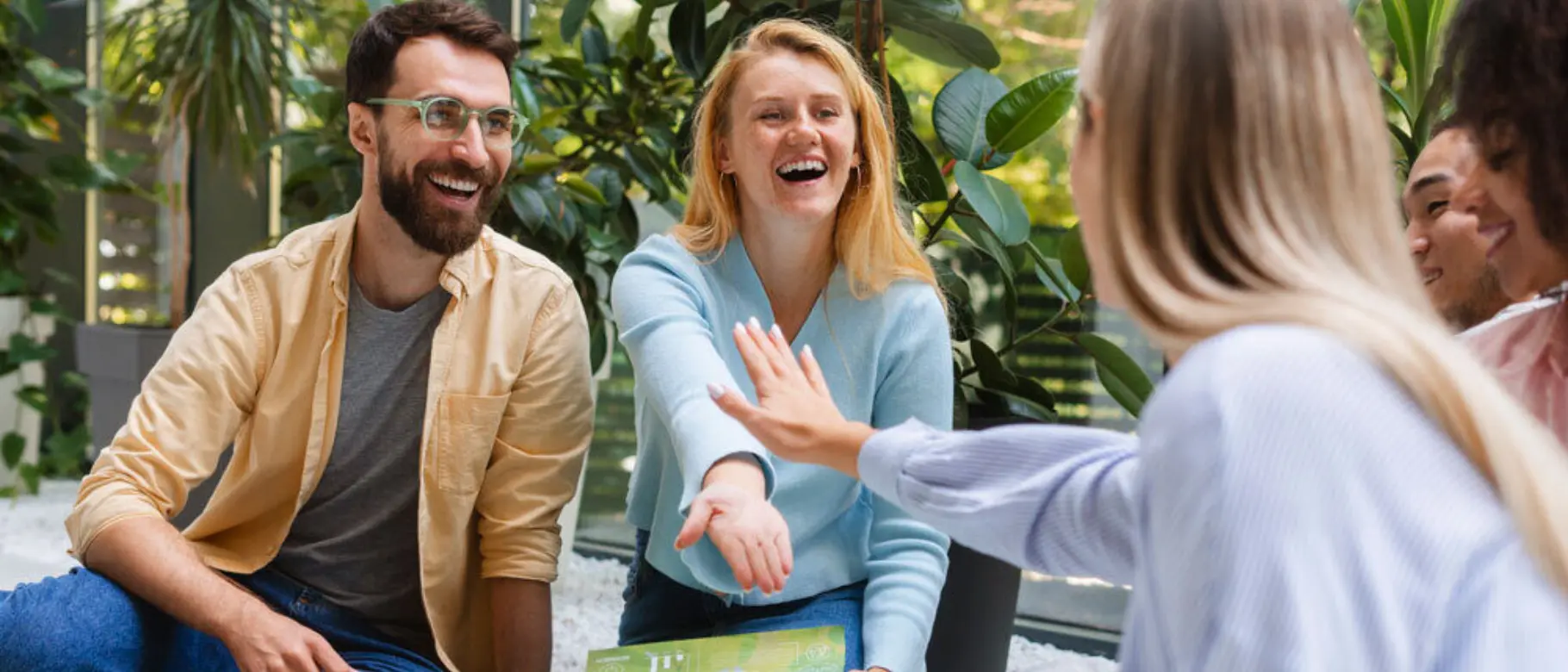 Menschen die zusammen einer tech marke arbeiten