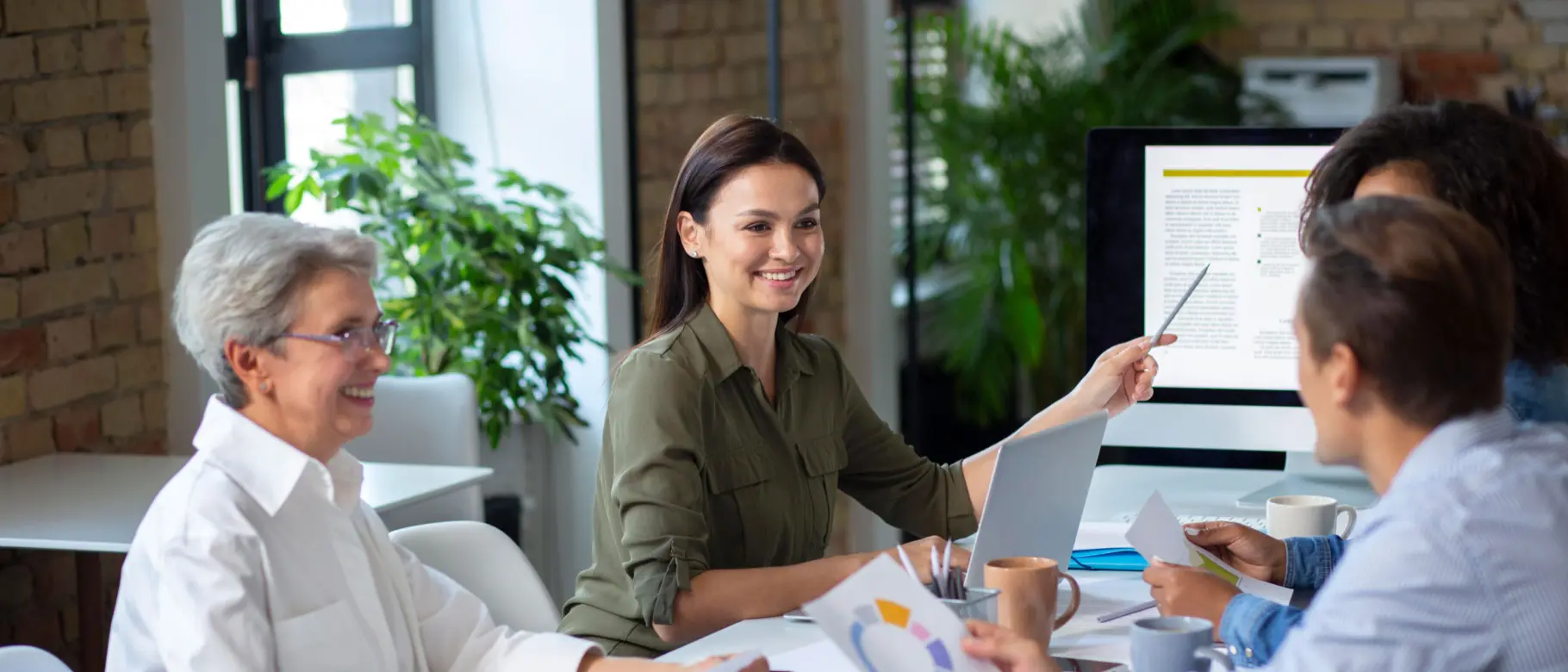 Personen die wahrend eines meetings ein digitales gerat verwenden