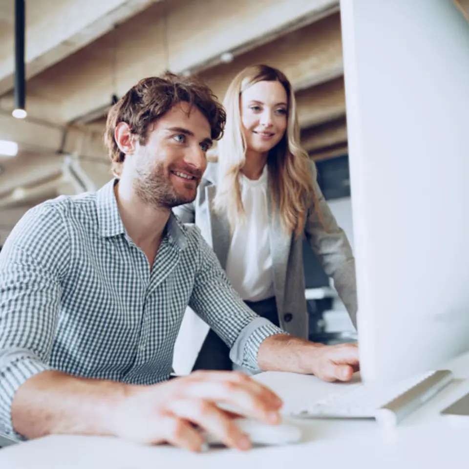 Junge geschaftsleute die gemeinsam einem projekt im modernen buro arbeiten