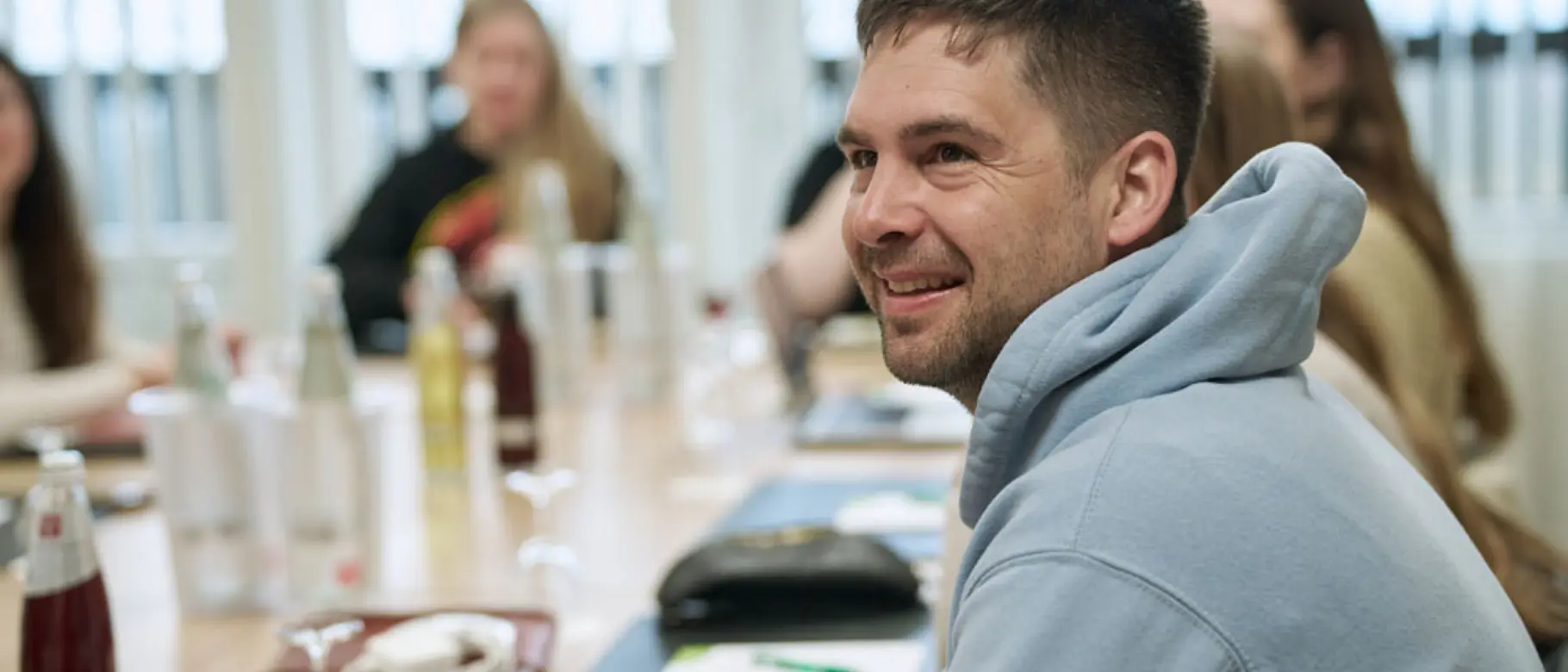 Mann laechelt meeting besprechung