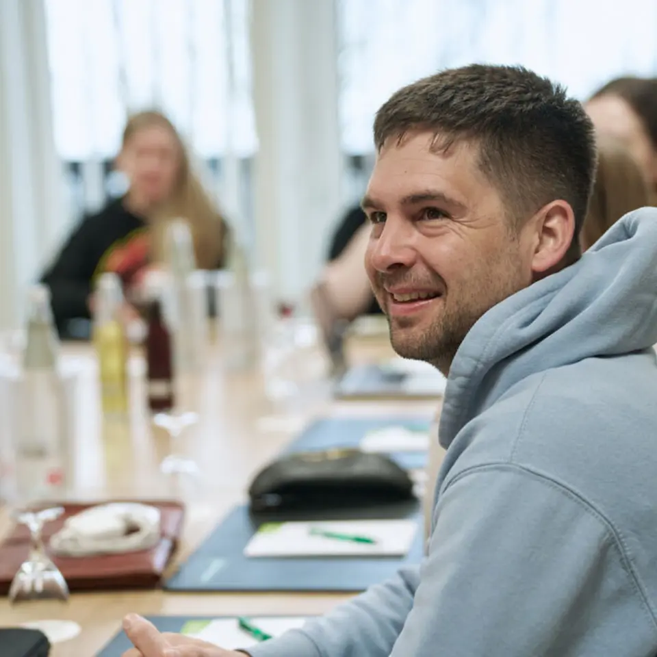 Mann laechelt meeting besprechung