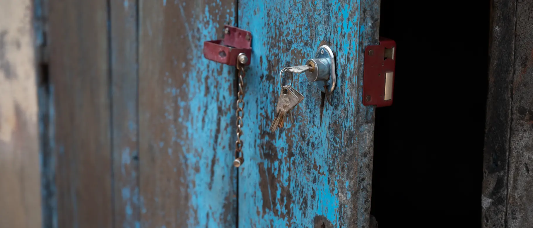 Nahaufnahme einer halb geöffneten Tür mit steckenden Schlüsseln im Schloss. Das Bild symbolisiert vorbereitete CO2-Bilanzen als entscheidenden Türöffner für Wettbewerbsvorteile in Lieferketten und bei Ausschreibungen im Mittelstand.