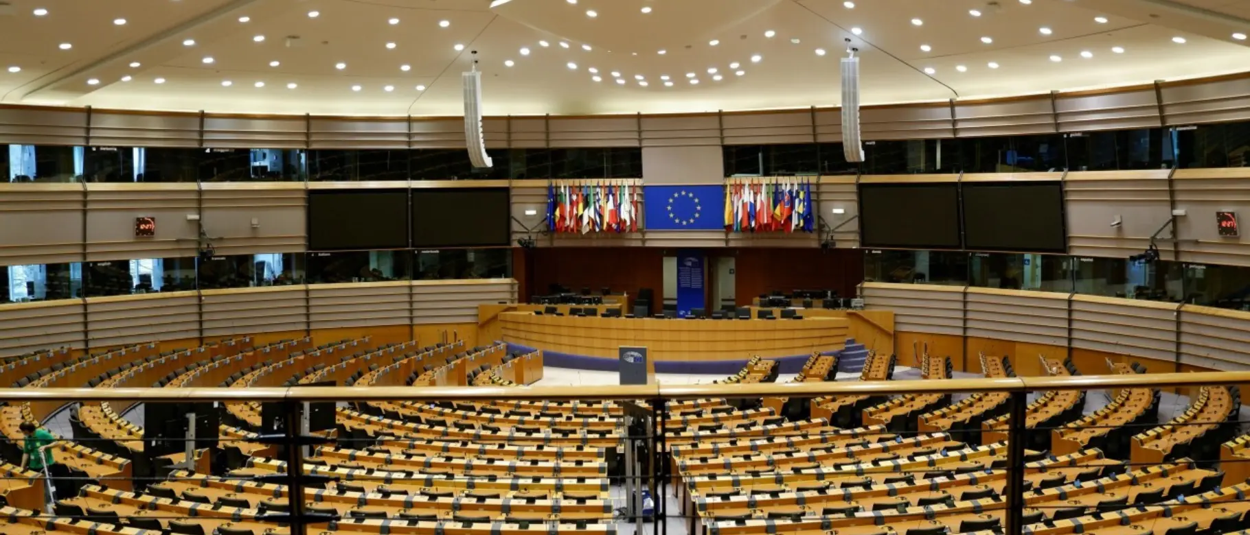 Innenansicht des EU-Parlaments als Symbol für CSRD, ESRS und steigende Anforderungen an belastbare CO₂-Daten in Angeboten, Ausschreibungen und Lieferketten.