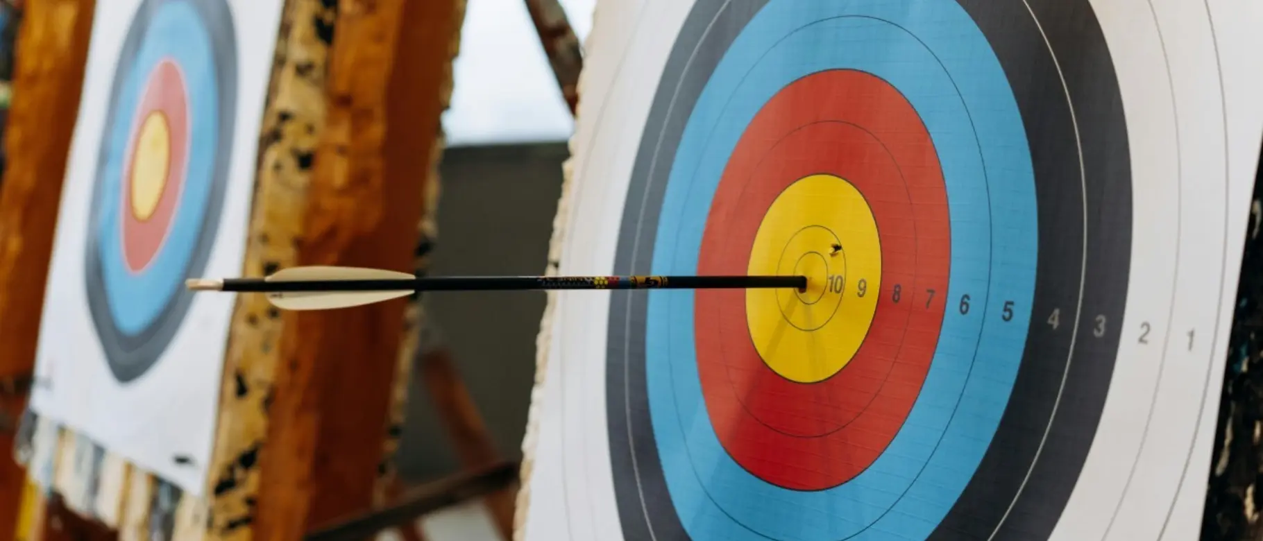 Target with an arrow in the center as a symbol for science-based climate targets and reduction pathways under SBTi.