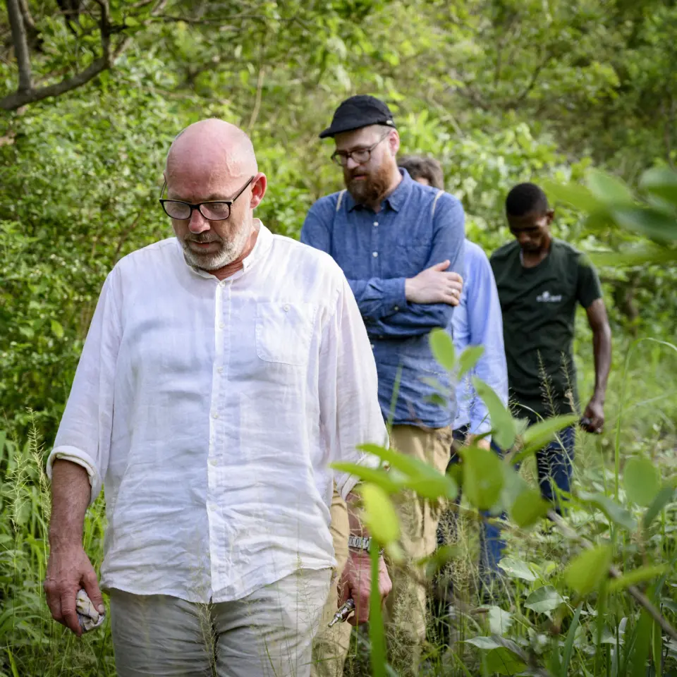 Zwei Männer besuchen den Naturwald in Togo und informieren sich über PROJECT TOGO als Teil des Corporate Contribution Network.